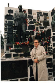 Rodolfo Ghezzi en una imagen de archivo, frente a la tumba de Carlos Gardel en el cementerio de Chacarita, en Buenos Aires
